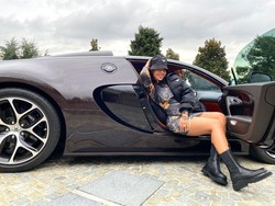 Momen Georgina Berpose di Mobil Mewah Ronaldo Seharga Rp 32 M