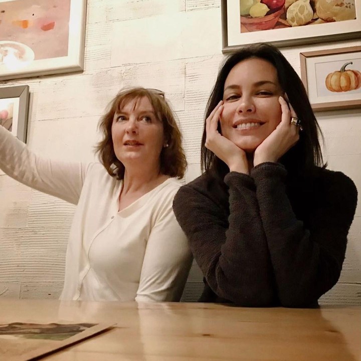<p>Momen saat Sophia Latjuba berkumpul dengan sang ibunda. "<em>That look you have when you know the lady next to you would kill for you. Miss you, Mama</em>," tulis Sophia pada Oktober 2019 lalu di Instagram. (Foto: Instagram @sophia_latjuba88)</p>