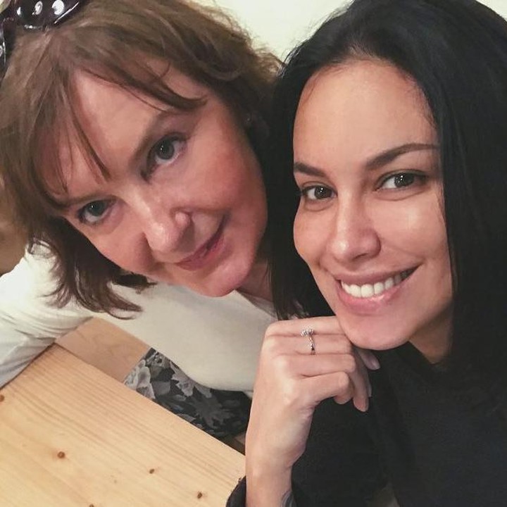 <p>Sophia Latjuba dan sang ibunda dalam foto lainnya. Sama-sama cantik ya, Bunda. (Foto: Instagram @sophia_latjuba88)</p>