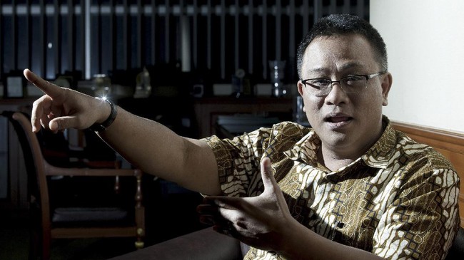 Total ada delapan anggota KAMI yang ditangkap, empat di Jakarta dan empat di Medan, Sumatera Utara. Di antara mereka ada nama Syahganda dan Jumhur Hidayat. 