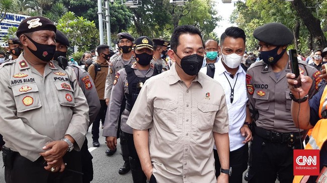 Komjen Listyo Sigit menjalani fit and proper test di gedung DPR. Kapolri Jenderal Idham Azis dan sejumlah jenderal senior Polri turut mengantar Listyo ke DPR.