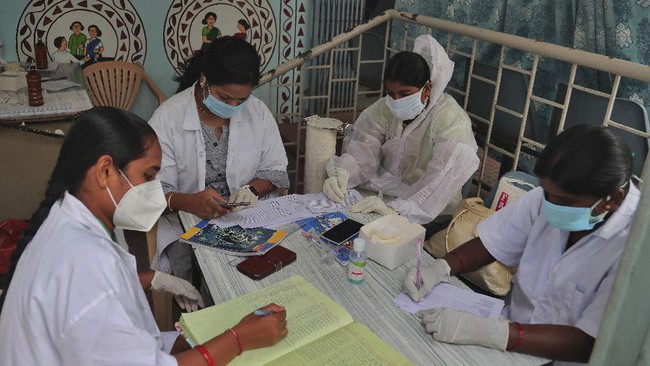 Di tengah ancaman pandemi virus corona di India yang belum juga menurun, warga mesti dihadapkan pada ancaman penyakit lain yang belum dikenali jenisnya.