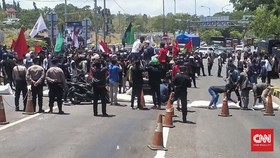 Mahasiswa Penolak Omnibus Law Tutup Jembatan Suramadu