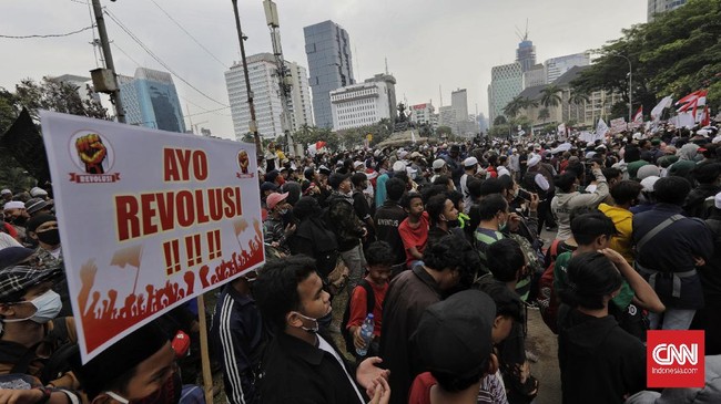 Polisi menjaga sejumlah titik perbatasan Tangerang-Jakarta terkait rencana demo menolak Omnibus Law, hari ini.