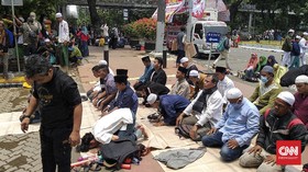 img-title Massa Aksi 1310 Salat Berjamaah di Trotoar Jalan