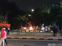 Massa Perusuh Kembali Bakar-bakar di Bawah Jalan Layang Cideng