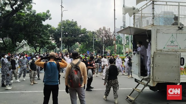 Massa demo 1310 menolak Omnibus Law UU Cipta Kerja mulai memadati area Patung Kuda, Jakarta Pusat, yang menjadi titik aksi.