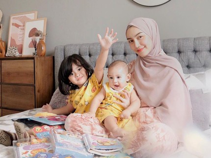 5 Foto Pesinetron Cantik Melody Prima dan Dua Buah Hatinya