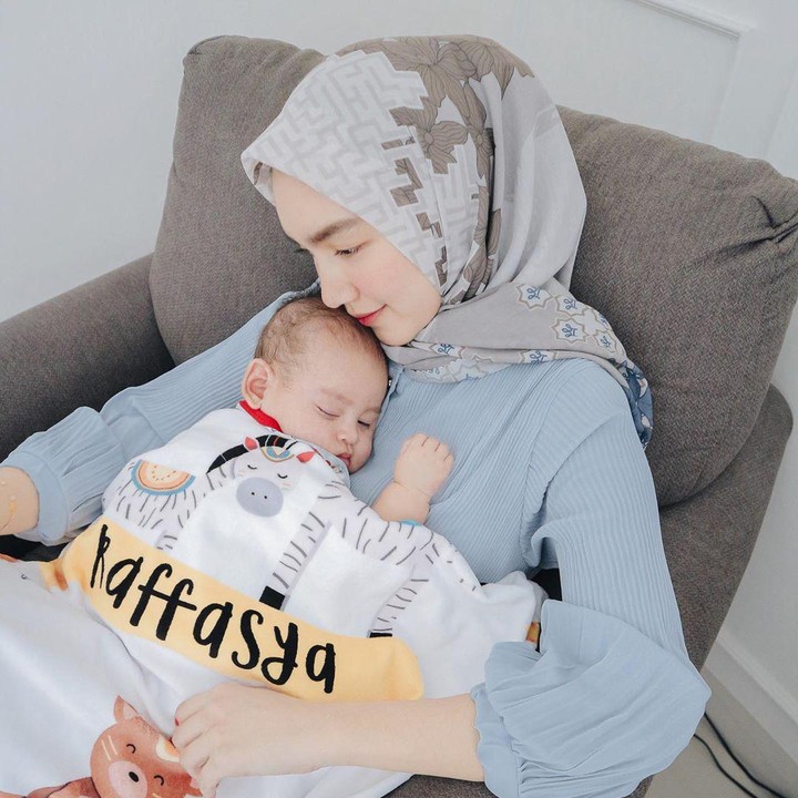 <p>Momen saat Melody Prima momong sang buah hati. (Foto: Instagram @melodyprima)</p>