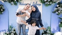 <p>Pesinetron Melody Prima menikah di usia 21 tahun dengan Tommy Bagus Setiyadi pada Maret 2016. Dari pernikahan itu, keduanya dikaruniai dua orang anak. (Foto: Instagram @melodyprima)</p>
