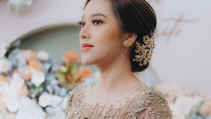 Cantiknya Influencer Nabila Gardena dengan Kebaya Gold Modern Saat Lamaran