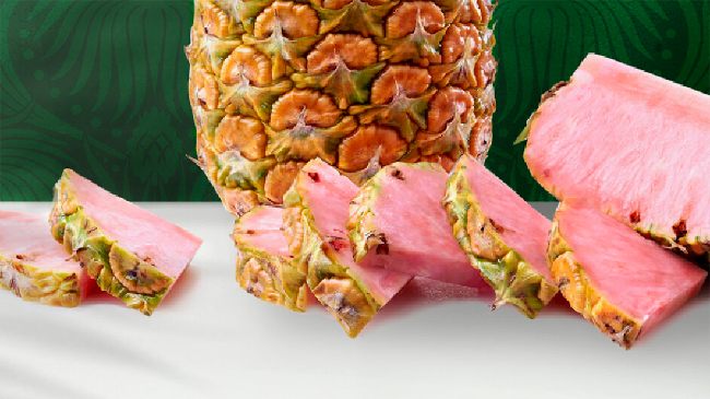 Nanas dikenal dengan daging buahnya yang berwarna kuning cerah. Namun sekarang daging buah nanas tak cuma berwarna kuning semata, tapi juga pink.