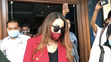 img-title Beda Alasan Cerai, Nita Thalia Ngaku Sering Disakiti & Suami Sebut soal Uang