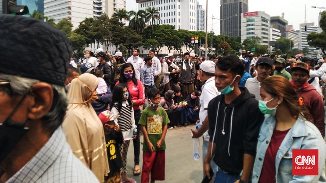 Massa yang tergabung dalam Aksi 1310 menolak Omnibus Law UU Cipta Kerja membawa anak-anaknya yang masih di bawah umur.