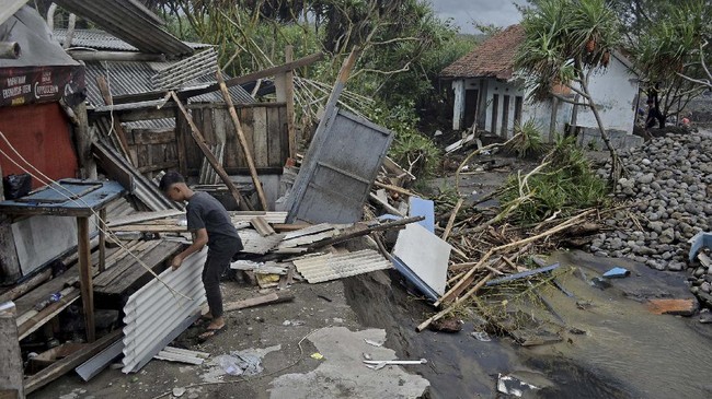 Satu rumah warga dilaporkan hanyut akibat banjir bandang yang terjadi pada Sabtu (27/11), di Kecamatan Sukawening, Kabupaten Garut, Jawa Barat.