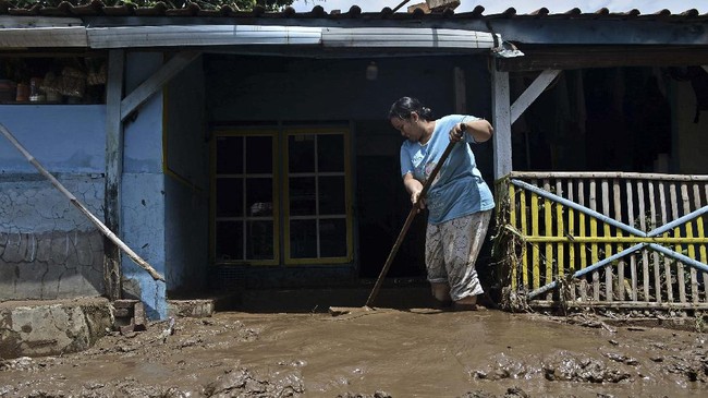 Pemprov DKI mengajak masyarakat untuk berkolaborasi membuat drainase vertikal atau sumur resapan, yang bisa menyimpan air hujan di lingkungan tempat tinggal.