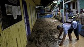 FOTO : Tiga Kecamatan di Garut Diterjang Banjir Bandang Banjir bandang menghamtan tiga kecamatan di Kabupaten Garut, Jawa Barat. Lebih dari seribu orang mengungsi karena rumah mereka terendam atau hanyut.