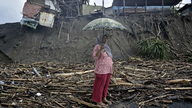 Sejumlah wilayah dari Aceh, Kalimantan Selatan hingga Maluku diterjang banjir bandang pada awal tahun 2021.