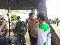 Bawa Katapel, Pemuda Berbaju FPI Diamankan Polisi di Monas