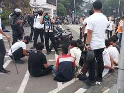 Demo Ricuh di Patung Kuda, Kapolda: 500 Orang Diamankan, Termasuk Anarko