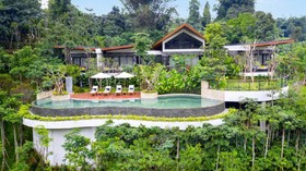 Resor Mewah yang Diapit Dua Gunung di Ujung Jakarta