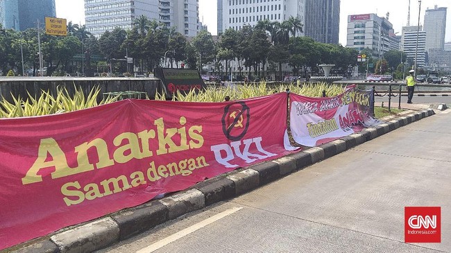 Dalam Perda DKI Tahun 2007 dijelaskan larangan memasang bendera, spanduk, umbul-umbul, dan lainnya kecuali lambang negara di Medan Merdeka Barat.