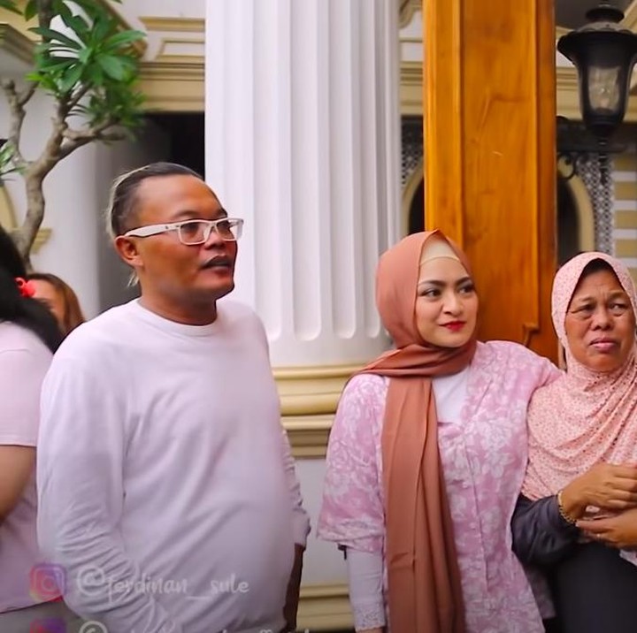 <p>Ibunda Sule ini sepertinya sudah memberikan restu pada Sule dan Nathalie Holscher. Ia sudah memanggil Nathalie dengan sebutan calon mantu, Bunda. (Foto: YouTube Sule Channel)</p>