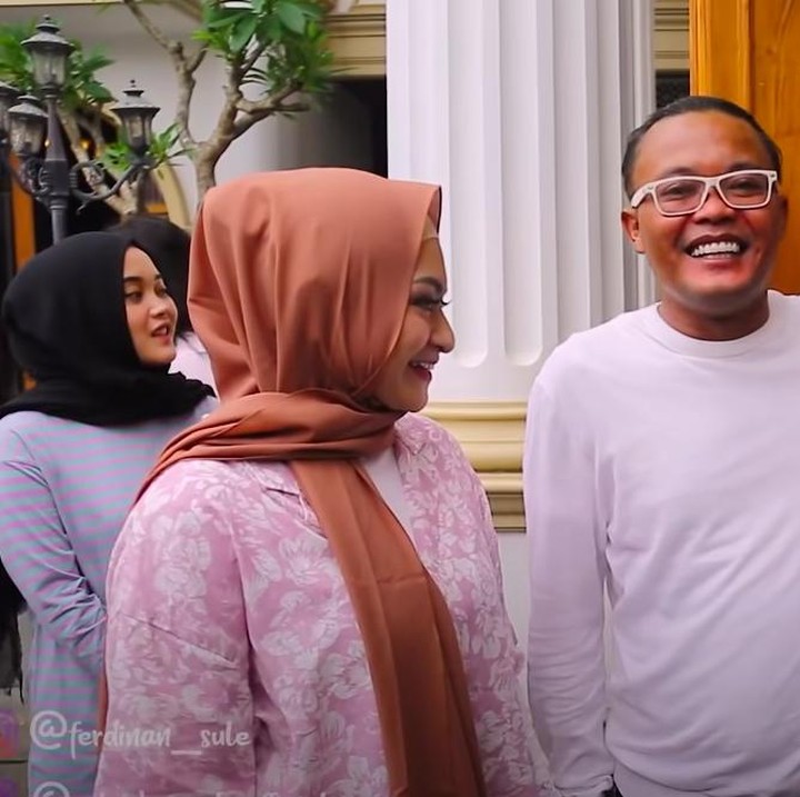 <p>Engkom Komara mengaku sangat bahagia ulang tahunnya dirayakan. Ia bahkan senang saat melihat kehadiran Nathalie Holscher. (Foto: YouTube Sule Channel)</p>