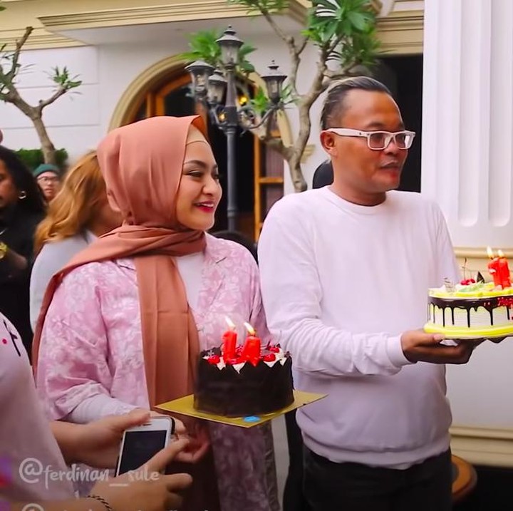 <p>Saat Nathalie Holscher mengejutkannya dengan kue ulang tahun, Engkom Komara tak bisa menyembunyikan perasaannya. Ia tiba-tiba menangis bahagia. (Foto: YouTube Sule Channel)</p>