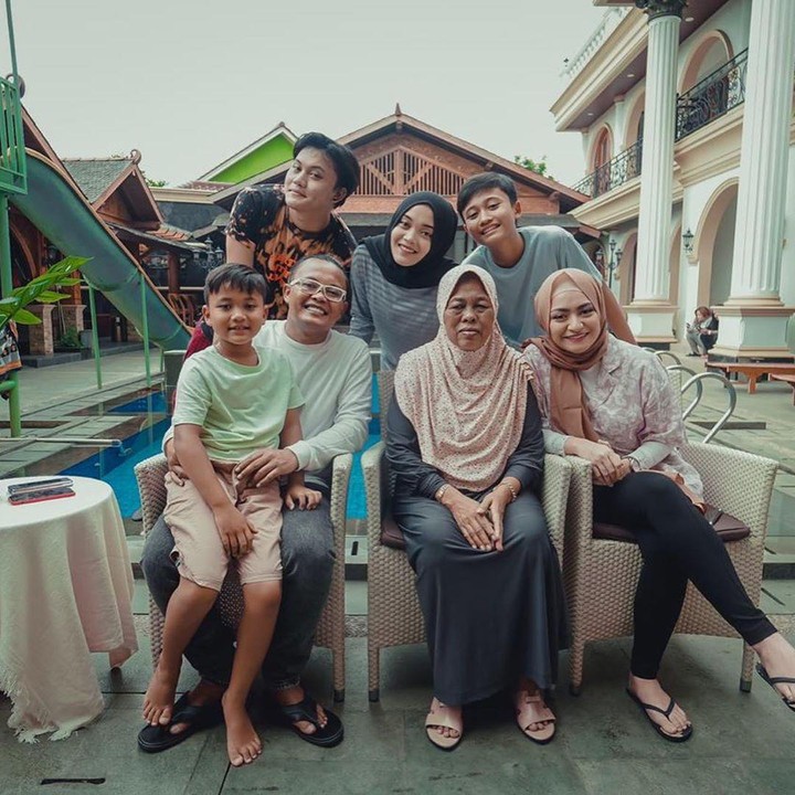 <p>Selain Sule dan Nathalie Holscher, hadir juga keempat anak Sule. (Foto: Instagram @ferdinand_sule)</p>