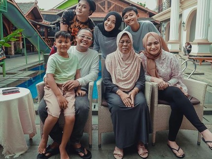 7 Foto Kedekatan Nathalie Holscher & Ibunda Sule, Beri Kejutan Ultah hingga Nangis