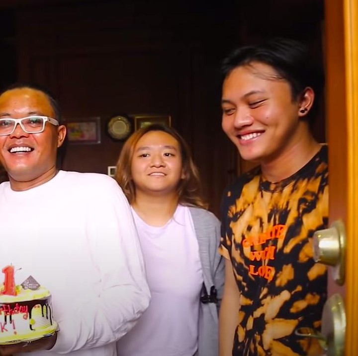<p>Ibunda komedian Sule, Engkom Komara, baru saja berulang tahun ke-71 tahun. (Foto: YouTube Sule Channel)</p>