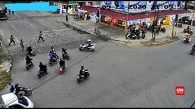 VIDEO: Dua Ibu-Ibu di Palu Tersangkut Pagar Kawat Berduri
