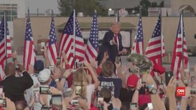 VIDEO: Trump Bagi-bagi Masker saat Kampanye di Florida