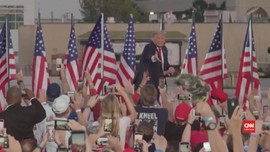 VIDEO: Trump Bagi-bagi Masker saat Kampanye di Florida