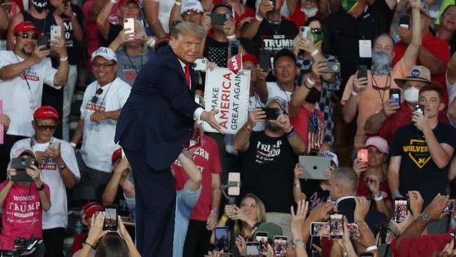 Simpatisan capres petahana AS, Donald Trump, menghalangi rombongan timses capres Demokrat, Joe Biden, di Texas.