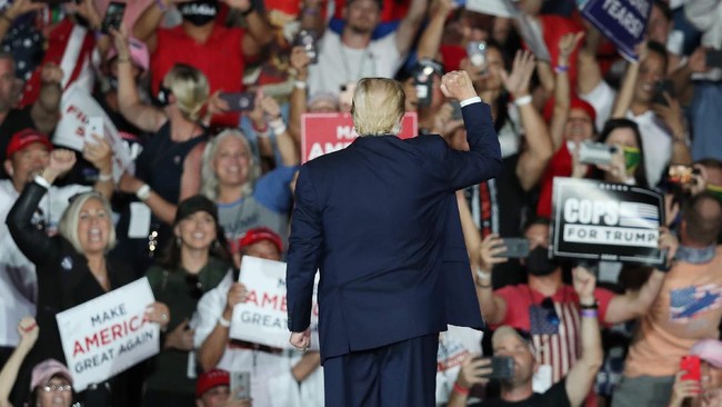 Donald Trump banyak mendapatkan dukungan dari kalangan petarung UFC di Pilpres AS. Berikut empat petarung yang mendukung Trump.