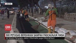 VIDEO: 500 Petugas Bersihkan Sampah Usai Demo