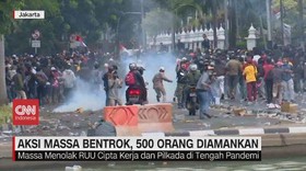 VIDEO: Aksi Massa Bentrok, 500 Orang Diamankan