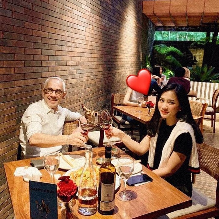 <p>Pasangan ini kerap menghabiskan waktu bersama dengan jalan-jalan dan makan malam romantis. (Foto: Instagram @bungazainal05)</p>