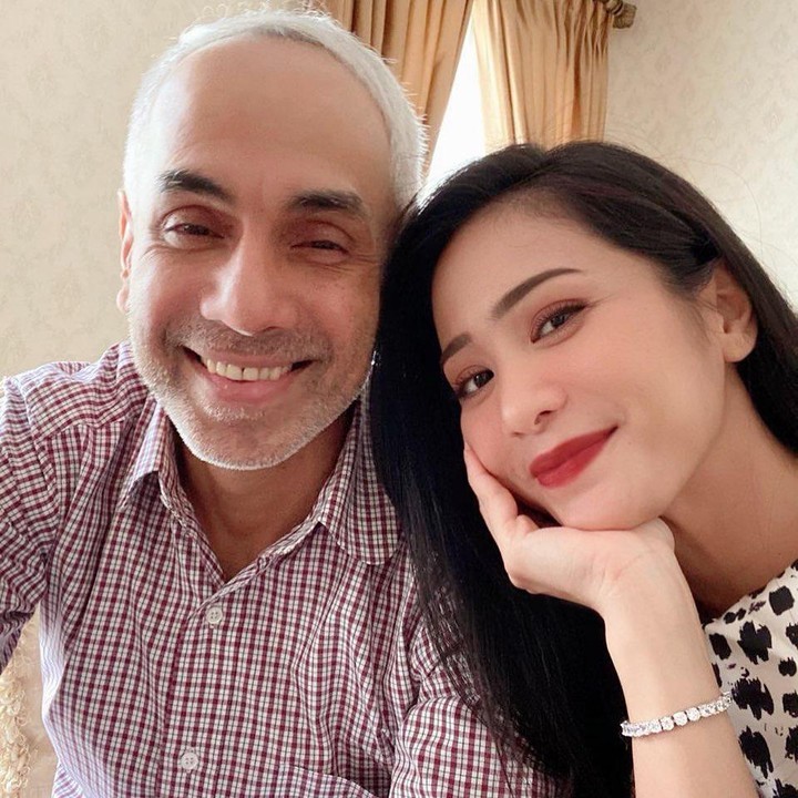 <p>Jarang tampil di layar kaca, Bunga Zainal kini sibuk menjadi ibu rumah tangga. Wanita 33 tahun ini resmi menikah dengan produser film, Sukhdev Singh, pada tahun 2014. (Foto: Instagram @bungazainal05)</p>