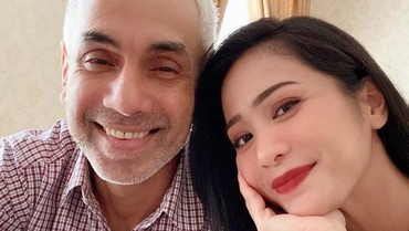 img-title Suami Diledek Tua, Bunga Zainal Tantang Netizen
