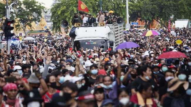 Dituduh Serang Ratu, Dua Pedemo di Thailand Ditangkap Polisi Thailand menangkap dua aktivis pro demokrasi atas tuduhan melakukan kekerasan kepada Ratu Suthida saat menggelar aksi di Bangkok.