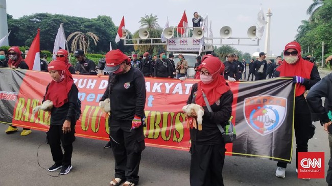 Bebek tersebut merupakan sindiran terhadap Presiden Jokowi yang kunjungan kerja ke Kalteng saat buruh, mahasiswa, dan pelajar menggelar demo 8 Oktober lalu.