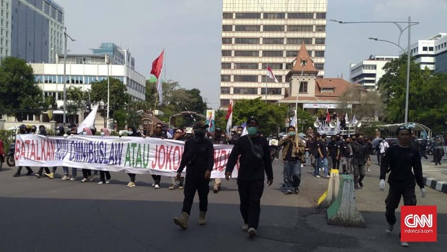Arus lalu lintas di sekitar Jalan Medan Merdeka tersendat. Ratusan buruh melakukan longmarch dari arah Menteng menuju Patung Kuda. 