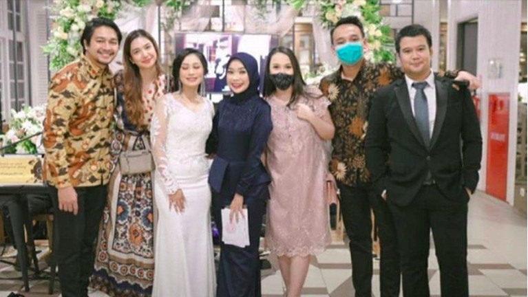 Deva Mahenra dan Mikha Tambayong Deva Mahenra dan Mikha Tambayong