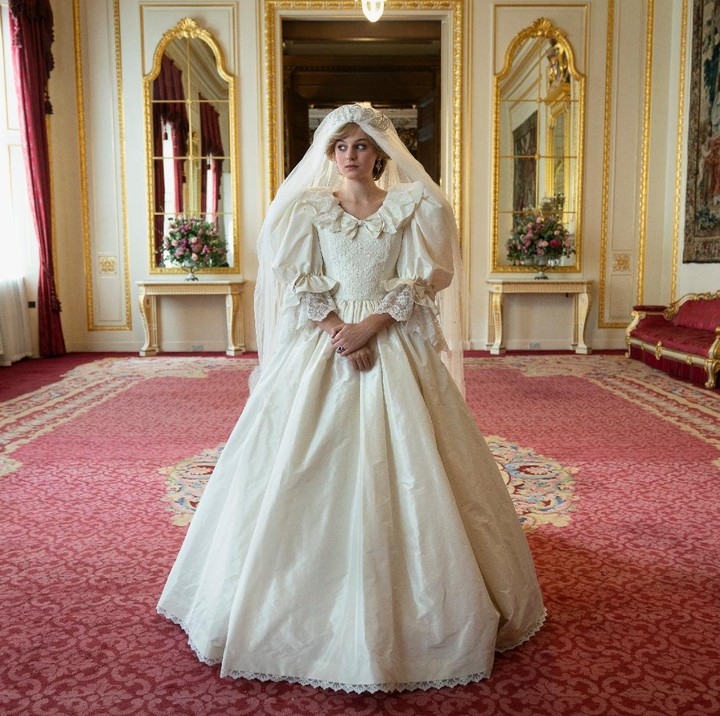 <p>Emma Corrin berbalut gaun pengantin dalam adegan <em>Royal Wedding</em>. Apakah ini juga mirip Putri Diana? (Foto: Twitter @TheCrownNetflix)</p>