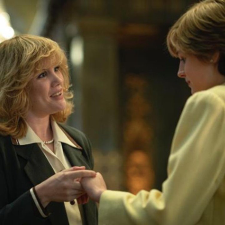 <p>Ini salah satu adegan Putri Diana dan kekasih Pangeran Charles, Camilla Parker Bowles, yang diperankan Emerald Fennell. (Foto: Instagram @thecrownnetflix)</p>