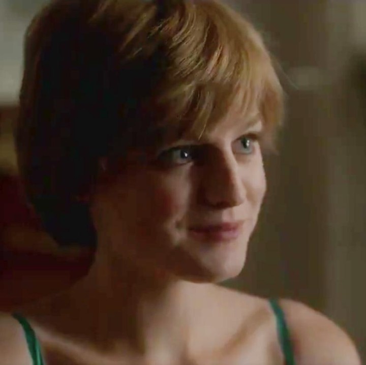 <p>Karier Emma Corrin di dunia akting terbilang baru, Bunda. Sebelum memerankan Putri Diana di serial <em>The Crown season 4</em>, ia memulai debut di serial <em>Pennyworth</em> pada 2019. (Foto: Twitter @TheCrownNetflix)</p>