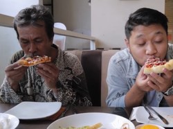 Ini Reaksi Tukang Becak Saat Pertama Kali Makan Pizza